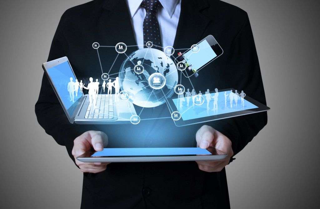 Technology in the hands of businessmen Infraestructura ERP 1